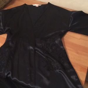 VICTORIA’S SECRET Black Short Sleeve Robe